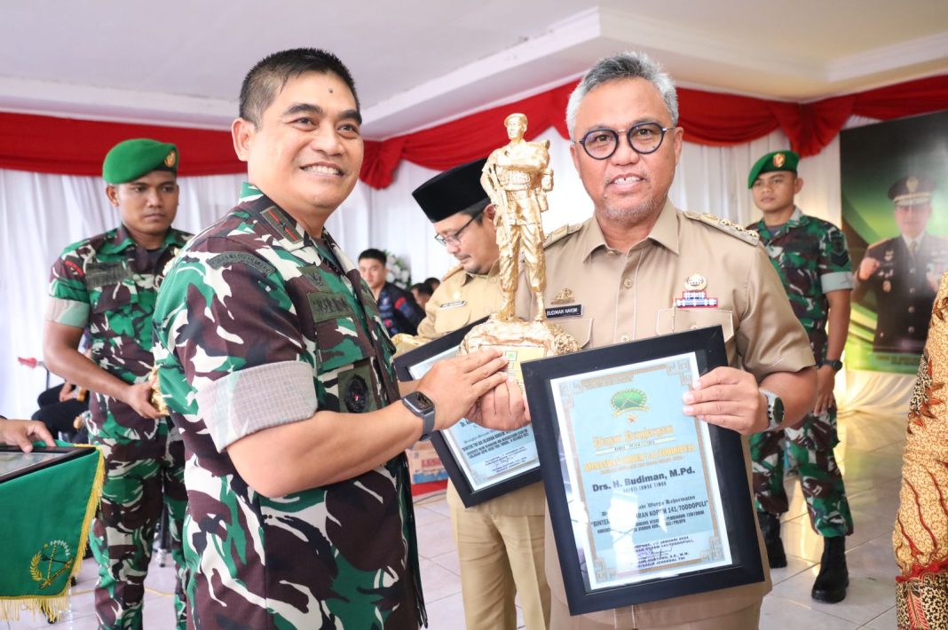 Bupati Budiman Terima Penghargaan Dari Danrem 141 Toddopuli Luwuraya