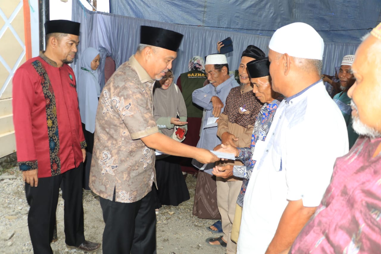 Budiman Serahkan Penghargaan Laporan Zakat Terbaik Dan Tali Asih Saat