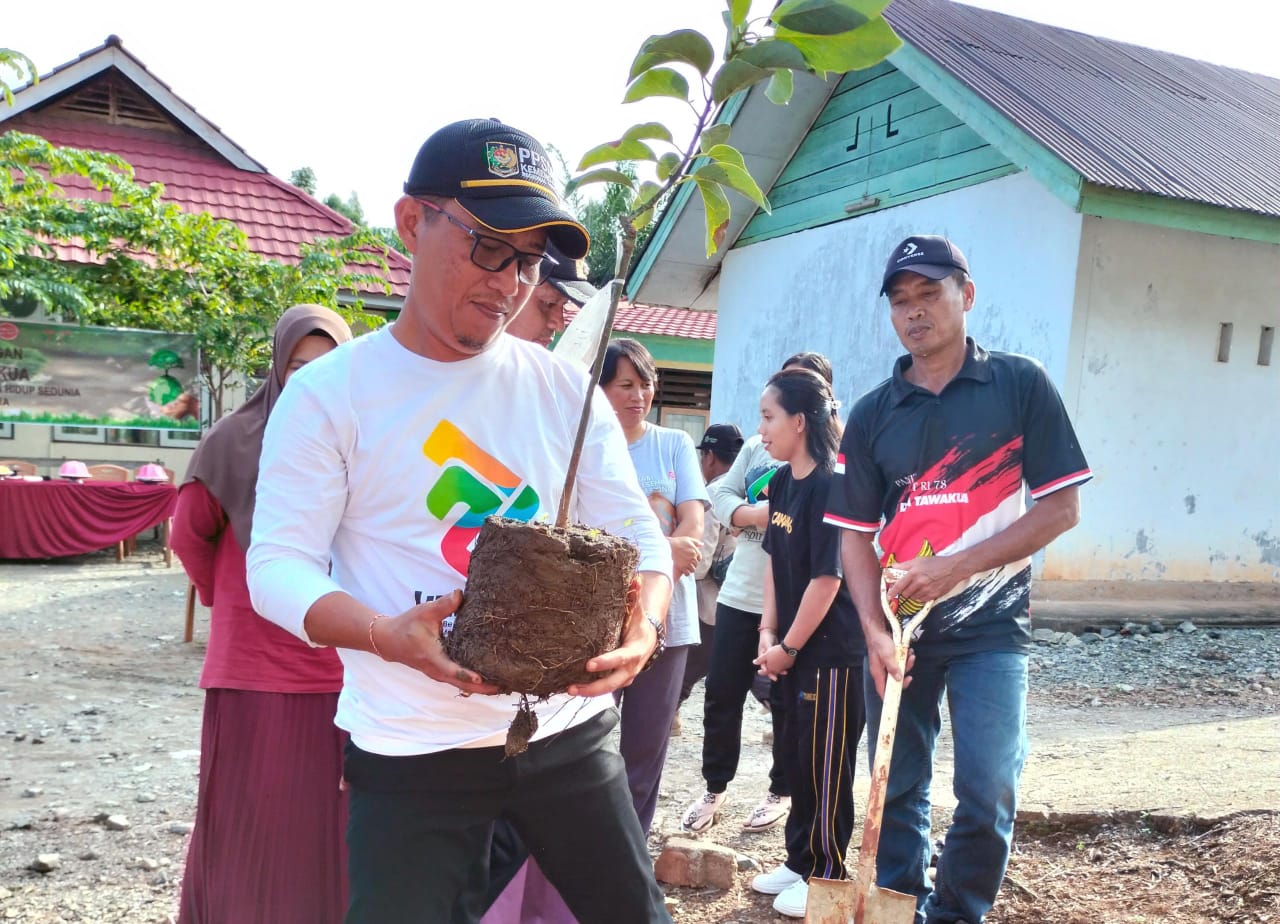 Camat Angkona Tanam Pohon Dalam Rangka Program Peduli Lingkungan Di