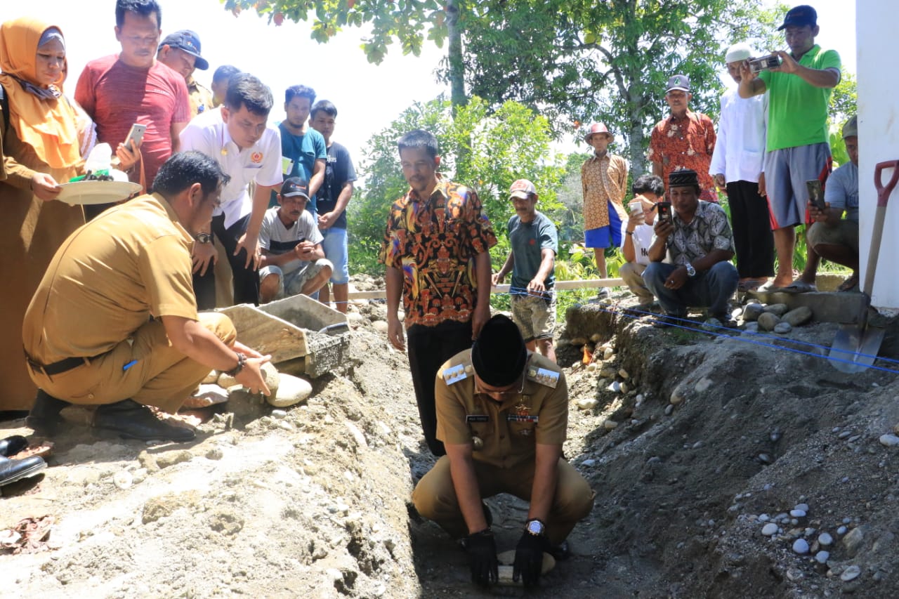 Letakkan Batu Pertama Pembangunan Masjid Husler Sumbang 100 Sak Semen