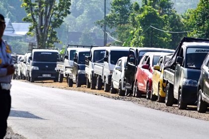 Sistem ganjil-genap sudah diterapkan di Luwu Timur, tetapi antrean BBM subsidi masih terlihat di SPBU Ussu (Sumber: Dinas Kominfo SP Luwu Timur)