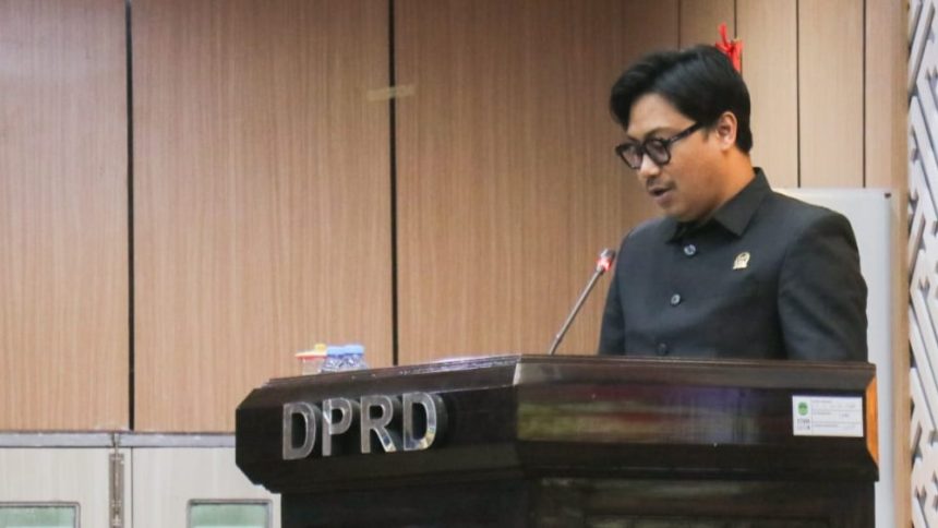 Juru Bicara Fraksi Golkar DPRD Luwu Timur, Bangkit Revormansyah Pratama saat membacakan Pendapat Akhir Fraksi terhadap Ranperda tentang Perubahan APBD Tahun Anggaran 2026