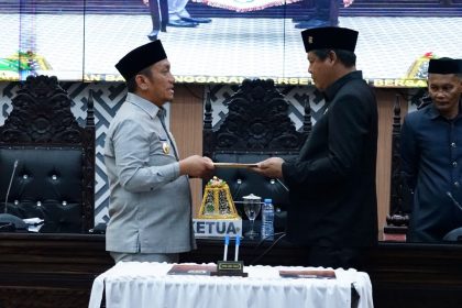 Bupati Luwu Timur, Irwan Bachri Syam menyerahkan Ranperda APBD 2027 kepada DPD pada Rapat Paripurna DPRD Luwu Timur di Gedung DPRD, Malili (Sumber: Dinas Kominfo SP Luwu Timur)
