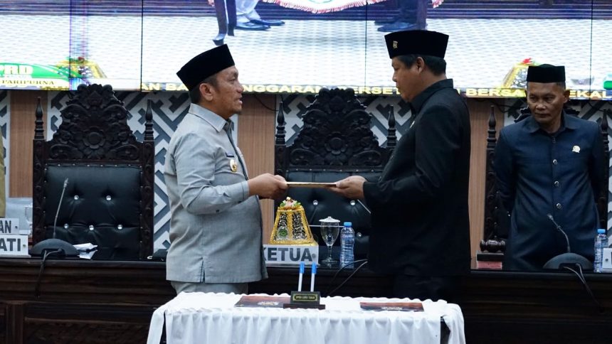 Bupati Luwu Timur, Irwan Bachri Syam menyerahkan Ranperda APBD 2027 kepada DPD pada Rapat Paripurna DPRD Luwu Timur di Gedung DPRD, Malili (Sumber: Dinas Kominfo SP Luwu Timur)