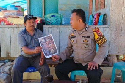 Bhabinkamtibmas Kelurahan Battang Barat Aiptu Jhon Ansrisan saat menyambangi warga di wilayah RW 02/RT 02, Rabu (9/9/2026) (Sumber: TBN Luwu Timur)