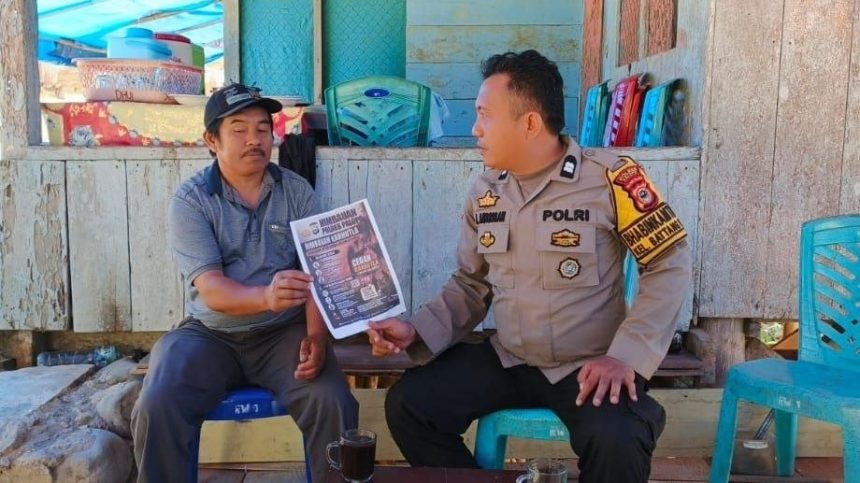 Bhabinkamtibmas Kelurahan Battang Barat Aiptu Jhon Ansrisan saat menyambangi warga di wilayah RW 02/RT 02, Rabu (9/9/2026) (Sumber: TBN Luwu Timur)