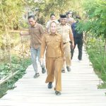 Wali Kota Palopo meninjau kondisi jembatan di Pentojangan (Sumber: Dinas Kominfo SP Palopo)