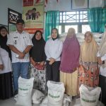 Wali Kota Palopo Naili menyalurkan bantuan beras CPPD kepada warga di dua kecamatan, Rabu (9/9/2026). (Sumber: Dinas Kominfo SP Palopo)