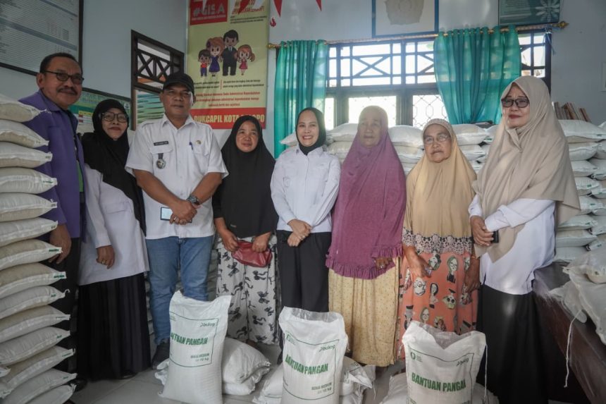 Wali Kota Palopo Naili menyalurkan bantuan beras CPPD kepada warga di dua kecamatan, Rabu (9/9/2026). (Sumber: Dinas Kominfo SP Palopo)