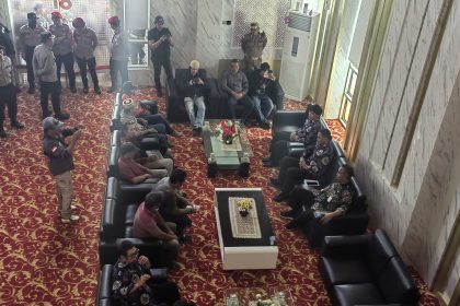 Aliansi Tani Luwu Timur saat menyampiakan aspirasi di loby Kantor Bupati Luwu Timur (Sumber: Asdhar)