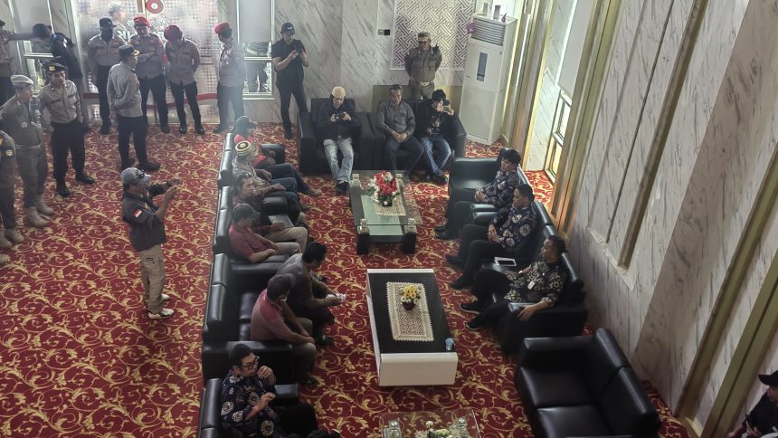 Aliansi Tani Luwu Timur saat menyampiakan aspirasi di loby Kantor Bupati Luwu Timur (Sumber: Asdhar)