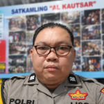 Bhabinkamtibmas Kelurahan Salekoe Aiptu Muhammad Abdu Lisosaat berada di gardu Satkamtibmas Al-Kautsar Salekoe (Sumber: fb/abdu tanty)