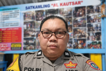 Bhabinkamtibmas Kelurahan Salekoe Aiptu Muhammad Abdu Lisosaat berada di gardu Satkamtibmas Al-Kautsar Salekoe (Sumber: fb/abdu tanty)