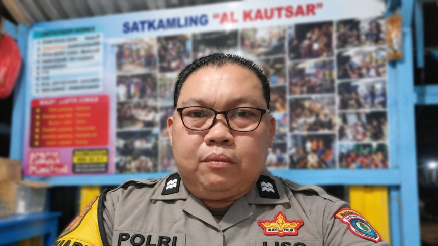 Bhabinkamtibmas Kelurahan Salekoe Aiptu Muhammad Abdu Lisosaat berada di gardu Satkamtibmas Al-Kautsar Salekoe (Sumber: fb/abdu tanty)