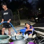 Perumdam Waemami mengerahkan mobil tangki untuk mendistribusikan air bersih gratis kepada pelanggan di tengah penyusutan debit sumber air. (Sumber: ist)