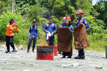 Ibu rumah tangga dilatih kesiapan menghadapi bencana termasuk situasi kebakaran di rumah, pada pelatihan keluarga tanggap bencana di Aula Dinas Pendidikan dan Kebudayaan (Sumber: Dinas Kominfo SP Luwu Timur).