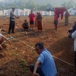 Bhabinkamtibmas Kelurahan Sendana Aiptu Aswan bersama lurah dan Babinsa memediasi perselisihan batas tanah antara dua warga, Senin (28/9/2026). (Sumber: TBN Palopo)