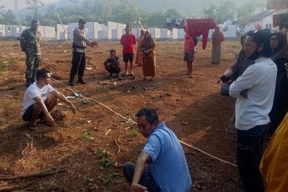 Bhabinkamtibmas Kelurahan Sendana Aiptu Aswan bersama lurah dan Babinsa memediasi perselisihan batas tanah antara dua warga, Senin (28/9/2026). (Sumber: TBN Palopo)