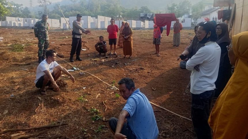 Bhabinkamtibmas Kelurahan Sendana Aiptu Aswan bersama lurah dan Babinsa memediasi perselisihan batas tanah antara dua warga, Senin (28/9/2026). (Sumber: TBN Palopo)