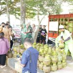Bazar Murah TNI digelar di Lapangan Gaspa Palopo. Sejumlah kebutuhan pokok tersedia dengan harga terjangkau, termasuk LPG 3 kilogram seharga Rp18 ribu dengan syarat membawa KTP Kota Palopo (Sumber: Dinas Kominfo SP Palopo)