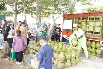 Bazar Murah TNI digelar di Lapangan Gaspa Palopo. Sejumlah kebutuhan pokok tersedia dengan harga terjangkau, termasuk LPG 3 kilogram seharga Rp18 ribu dengan syarat membawa KTP Kota Palopo (Sumber: Dinas Kominfo SP Palopo)