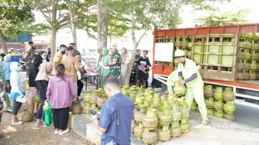Bazar Murah TNI digelar di Lapangan Gaspa Palopo. Sejumlah kebutuhan pokok tersedia dengan harga terjangkau, termasuk LPG 3 kilogram seharga Rp18 ribu dengan syarat membawa KTP Kota Palopo (Sumber: Dinas Kominfo SP Palopo)