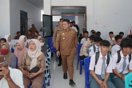 Wakil Bupati Luwu Muh Dhevy Bijak Pawindusaat memediasi penyelesaian secara damai terkait aksi tawuran yang melibatkan pelajar dan pemuda di Kecamatan Walenrang(Sumber: mediacenter.luwukab.go.id)