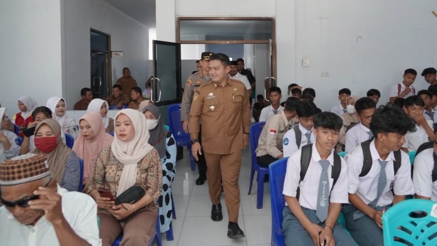 Wakil Bupati Luwu Muh Dhevy Bijak Pawindusaat memediasi penyelesaian secara damai terkait aksi tawuran yang melibatkan pelajar dan pemuda di Kecamatan Walenrang(Sumber: mediacenter.luwukab.go.id)