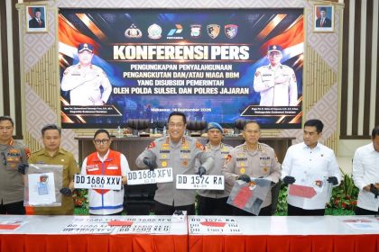 Kapolda Sulawesi Selatan Irjen Pol Djuhandhani Rahardjo Puro, dalam konferensi pers yang digelar di Aula Mappaoddang Mapolda Sulsel. Polda Sulsel mengungkap 10 perkara penyalahgunaan BBM bersubsidi sepanjang Agustus hingga September 2026. (Sumber: TBN Palopo)
