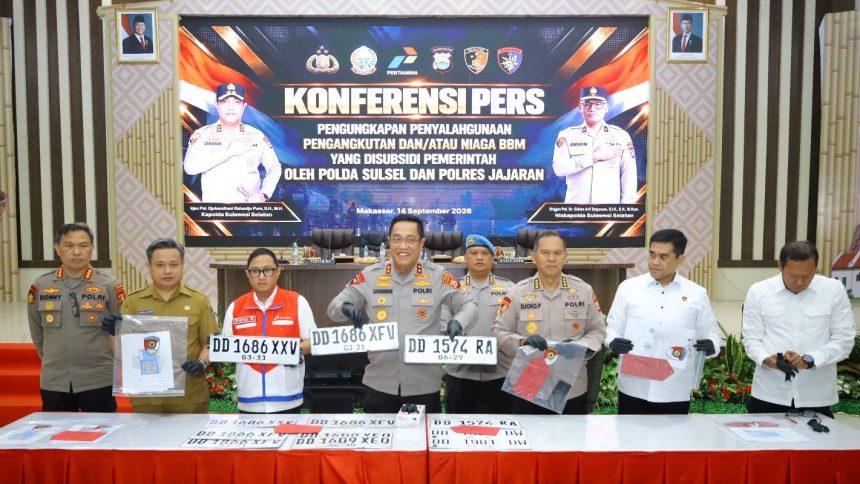 Kapolda Sulawesi Selatan Irjen Pol Djuhandhani Rahardjo Puro, dalam konferensi pers yang digelar di Aula Mappaoddang Mapolda Sulsel. Polda Sulsel mengungkap 10 perkara penyalahgunaan BBM bersubsidi sepanjang Agustus hingga September 2026. (Sumber: TBN Palopo)