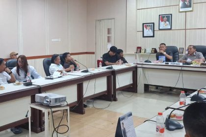 Komisi III DPRD Luwu Timur membahas proses hukum terhadap warga dalam RDP terkait persoalan lahan di Desa Harapan, Malili. Warga menyebut laporan pidana tersebut sebagai dugaan kriminalisasi, sementara DPRD mendorong penyelesaian melalui instrumen hukum. (Sumber: Ist)