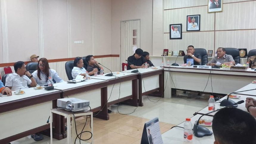 Komisi III DPRD Luwu Timur membahas proses hukum terhadap warga dalam RDP terkait persoalan lahan di Desa Harapan, Malili. Warga menyebut laporan pidana tersebut sebagai dugaan kriminalisasi, sementara DPRD mendorong penyelesaian melalui instrumen hukum. (Sumber: Ist)