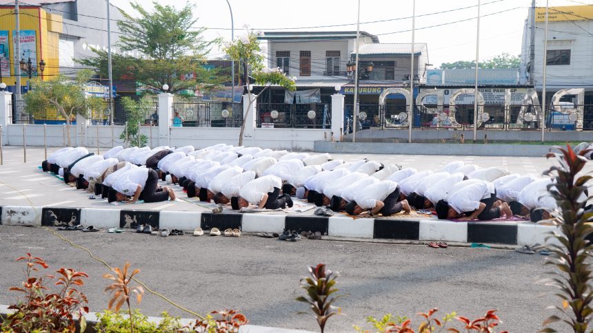 Pemerintah Kota Palopo menggelar salat istisqa di halaman Kantor Wali Kota, Rabu (30/9/2026). (Sumber: Dinas Kominfo SP Kota Palopo).
