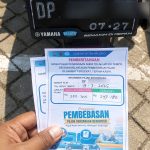Petugas Bapenda Sulsel Wilayah Palopo bersama Bapenda Kota Palopo melakukan operasi pemasangan stiker imbauan pada kendaraan yang teridentifikasi menunggak pajak (Sumber: Bapenda Sulsel)