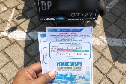 Petugas Bapenda Sulsel Wilayah Palopo bersama Bapenda Kota Palopo melakukan operasi pemasangan stiker imbauan pada kendaraan yang teridentifikasi menunggak pajak (Sumber: Bapenda Sulsel)