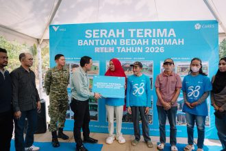 serah terima bantuan rehabilitasi Rumah Tidak Layak Huni (RTLH) dari PT Vale Indonesia Tbk kepada enam rumah warga di tiga desa di Kabupaten Kolaka (Sumber: PT Vale)