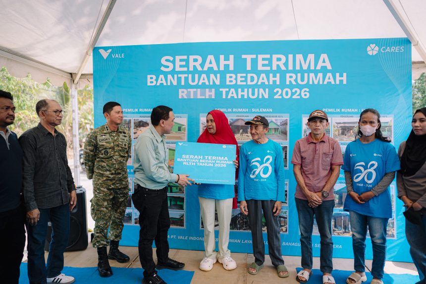 serah terima bantuan rehabilitasi Rumah Tidak Layak Huni (RTLH) dari PT Vale Indonesia Tbk kepada enam rumah warga di tiga desa di Kabupaten Kolaka (Sumber: PT Vale)