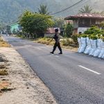Personel keamanan melakukan upaya pengendalian setelah bentrokan antarkelompok pemuda RW 03 dan RW 04 di Kelurahan Pentojangan, Kecamatan Telluwanua, Kota Palopo/ (Sumber: TBN Palopo)