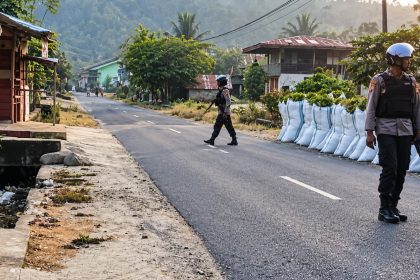 Personel keamanan melakukan upaya pengendalian setelah bentrokan antarkelompok pemuda RW 03 dan RW 04 di Kelurahan Pentojangan, Kecamatan Telluwanua, Kota Palopo/ (Sumber: TBN Palopo)
