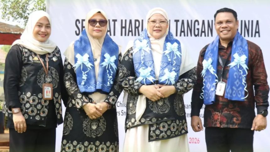 Edukasi perilaku hidup bersih dan sehat melalui praktik mencuci tangan dan kesehatan gigi dan mulut digelar di SDN 225 Karebbe, Kecamatan Malili, dalam rangka Hari Cuci Tangan Sedunia dan Healthier Smiles Program.