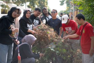 Jajaran Pemkot Palopo bersama TNI/Polri, pemerhati lingkungan, dan masyarakat menggelar kerja bakti massal di Kelurahan Benteng, Jumat (2/10/2026). (SumberL Dinas Kominfo SP Luwu Timur)