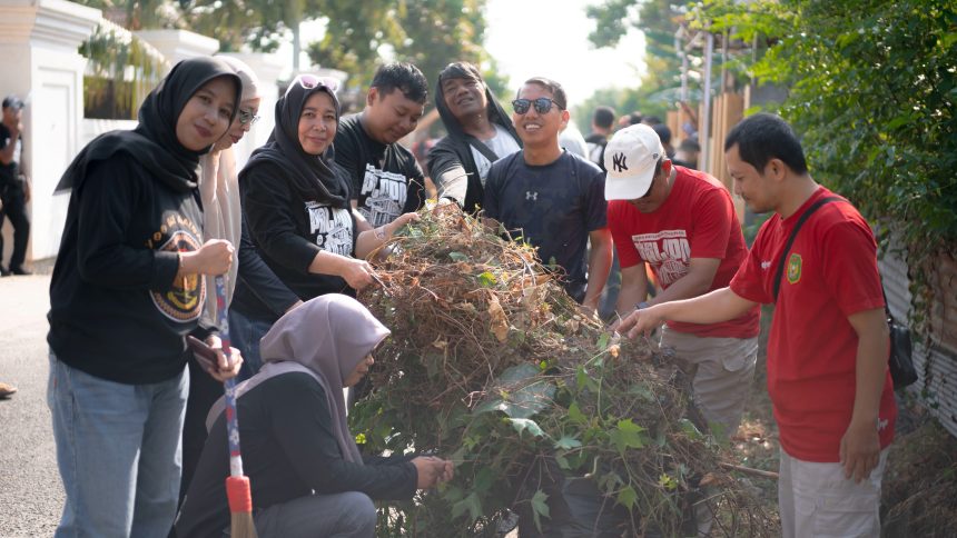 Jajaran Pemkot Palopo bersama TNI/Polri, pemerhati lingkungan, dan masyarakat menggelar kerja bakti massal di Kelurahan Benteng, Jumat (2/10/2026). (SumberL Dinas Kominfo SP Luwu Timur)