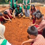 Mahasiswa KKN-T UIN Palopo mengajak siswa SDN 270 Matompi mengenal dan menanam tanaman obat sebagai bagian dari edukasi lingkungan.