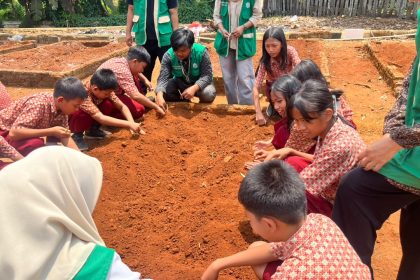 Mahasiswa KKN-T UIN Palopo mengajak siswa SDN 270 Matompi mengenal dan menanam tanaman obat sebagai bagian dari edukasi lingkungan.
