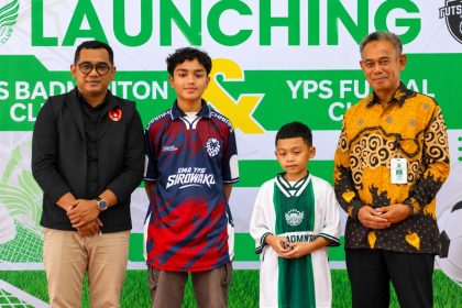 Ketua KONI Luwu Timur, Herawan Raditya dan Direktur Sekolah Umum YPS, Mahmudin saat peluncuran 2 klub Ekstrakutikuler, YPS Badminton Club dan YPS Futsal Club (Sumber: Sekum YPS)