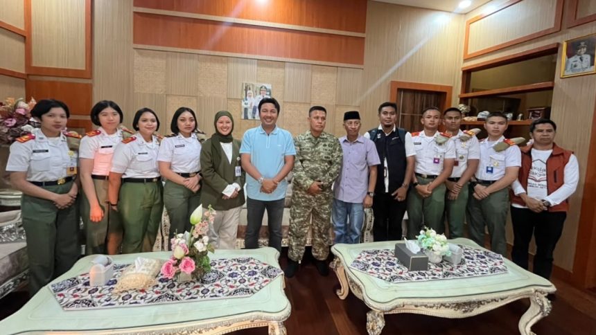 Bupati Luwu Utara, Andi Abdullah Rahim, menerima kunjungan tujuh mahasiswa Universitas Pertahanan yang akan menjadi panutan bagi siswa Sekolah Rakyat, Minggu (11/10/2026).