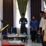 Bupati Luwu Utara Andi Abdullah Rahim melantik dan mengukuhkan Pengurus KTNA Kabupaten Luwu Utara masa bakti 2025–2030 di Aula Lagaligo, Senin (19/10/2026). Ia mendorong KTNA memperkuat kemandirian dan kapasitas petani (Sumber: setda.luwuutarakab.go.id)