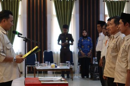 Bupati Luwu Utara Andi Abdullah Rahim melantik dan mengukuhkan Pengurus KTNA Kabupaten Luwu Utara masa bakti 2025–2030 di Aula Lagaligo, Senin (19/10/2026). Ia mendorong KTNA memperkuat kemandirian dan kapasitas petani (Sumber: setda.luwuutarakab.go.id)