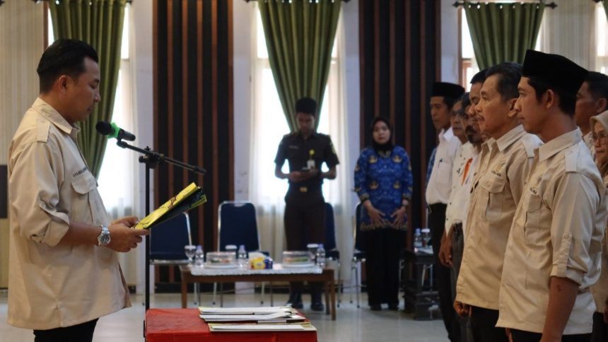 Bupati Luwu Utara Andi Abdullah Rahim melantik dan mengukuhkan Pengurus KTNA Kabupaten Luwu Utara masa bakti 2025–2030 di Aula Lagaligo, Senin (19/10/2026). Ia mendorong KTNA memperkuat kemandirian dan kapasitas petani (Sumber: setda.luwuutarakab.go.id)