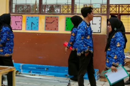 Tim dari Dinas Dikbud Luwu Timur meninjau proses revitalisasi sekolah yang sedang berjalan di Kabupaten Luwu Timur (Sumber: istimewa)